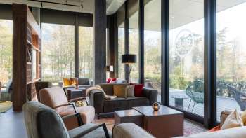 Accogliente area lounge presso il B&B HotelEschen poltrone e divani