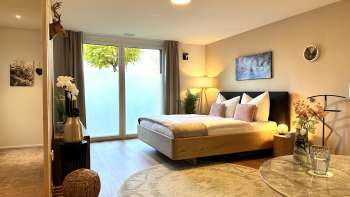 Letto king-size in monolocale elegante e luminoso