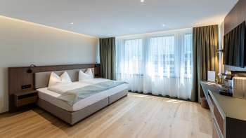 Camera doppia arredata in stile moderno e accogliente presso l'Alpin Royal Hotel