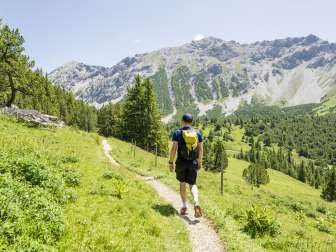 Escursionisti in cammino verso il monte Schönberg