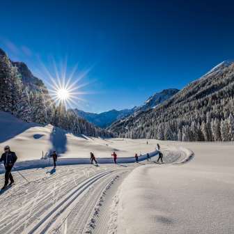 Gli sciatori di fondo si godono la pista appena battuta sotto il sole di Steg, nel Liechtenstein.