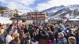 Persone in maschera festeggiano la sfilata di carnevale nella nevosa Malbun, in Liechtenstein.