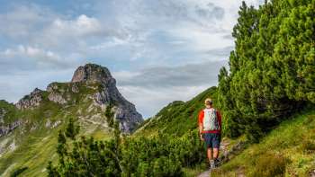 Escursionisti su un sentiero di montagna nelle montagne del Liechtenstein