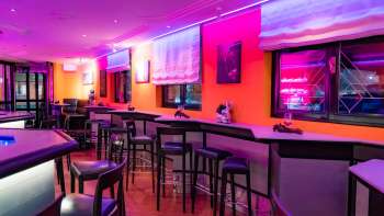 Vista dell'interno del Viva Bar, illuminato in rosa Vista dell'interno del Viva Bar, illuminato in rosa
