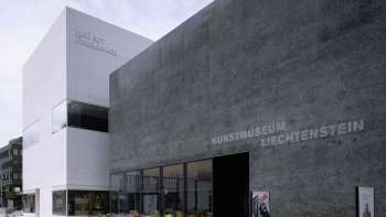 Vista esterna del moderno museo d'arte del Liechtenstein a Vaduz con facciata nera