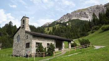 Cappella della pace con paesaggio montano sullo sfondo