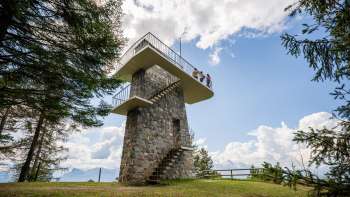 Torre panoramica di Gaflei, nel Liechtenstein, con parete in pietra, scala a chiocciola e piattaforma: una meta escursionistica popolare con vista panoramica.