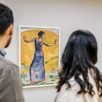 Due visitatori del museo osservano un dipinto del museo d’arte del Liechtenstein