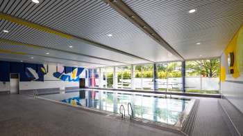 Foto dell'interno della piscina coperta di Resch Foto dell'interno della piscina coperta di Resch