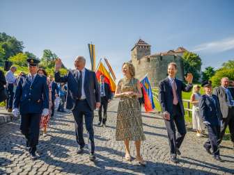 Famiglia principesca e ospiti alla cerimonia di Stato 2024 in Liechtenstein davanti al castello di Vaduz