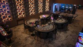 Vista dell'interno del Casinò Admiral Triesen con vari tavoli da gioco 