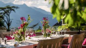 Tavola imbandita all’Adlernest del Park Hotel Sonnenhof