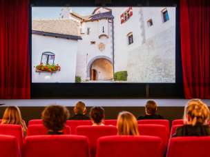 I visitatori del vecchio cinema di Vaduz guardano un filmato con filmati del Liechtenstein