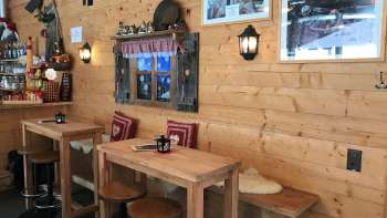 Accogliente bar in stile alpino con atmosfera da rifugio