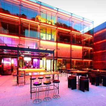 Un bar invitante con un'illuminazione elegante e un ambiente accogliente