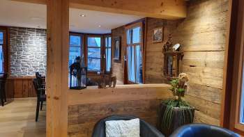 Interni invitanti con pareti in legno, area salotto in stile e illuminazione naturale