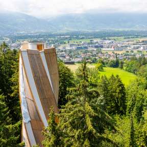 Moderna torre panoramica su Dux, in Liechtenstein, circondata da boschi con vista sulla valle del Reno