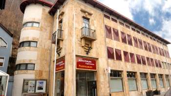 Facciata dello spazio d’arte Engländerbau di Vaduz con tettoia rossa e architettura artistica - sede espositiva per l'arte contemporanea nel Liechtenstein.