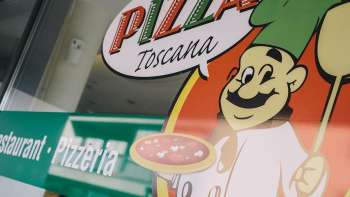 Primo piano del logo della Pizzeria Toscana