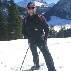 Thomas Tichy a escursioni con le ciaspole nel paesaggio invernale del Liechtenstein - guida esperta nelle Alpi