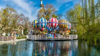 Panoramica del volo in mongolfiera del Liechtenstein all'Europa-Park, con palloni colorati sopra un lago, circondati da alberi e attrazioni