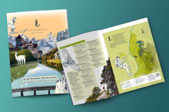 Opuscolo escursionistico stampato "In 80 ore attraverso il paese" con consigli e una mappa delle esperienze naturalistiche e delle escursioni a tappe attraverso il Liechtenstein