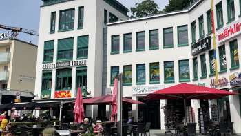 Vista esterna della Balu panetteria e pasticceria in Liechtenstein con accogliente giardino per gli ospiti