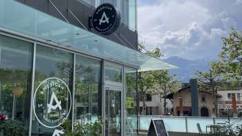 Vista esterna dell'American Bagel & Coffee Co. con vista sulla terrazza 