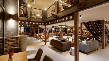 Elegante area lounge dal design moderno, con eleganti aree di seduta e galleria aperta nell'ESSwerk
