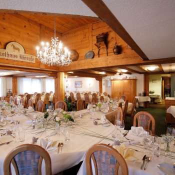 Accogliente sala da pranzo con zona bar, arredi rustici e atmosfera accogliente
