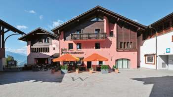 Vista alluvionale del ristorante Kulm con cielo azzurro in una giornata di sole Vista alluvionale del ristorante Kulm con cielo azzurro in una giornata di sole