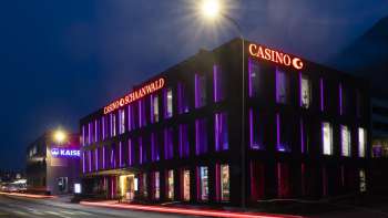 Il Casinò Schaanwald al buio, illuminato in modo impressionante con accenti di luce viola: una destinazione popolare per i nottambuli del Liechtenstein.