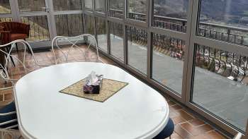 Terrazza con vista sulle montagne circostanti e sulla valle del Reno