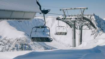 La famiglia sale in seggiovia a Sareis