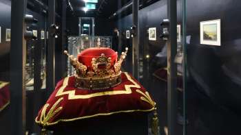 Reperto con cappello principesco nella Camera del Tesoro del Liechtenstein, presentato su un cuscino di velluto