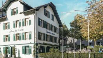 Gasthaus zum Hirschen con un'ampia area esterna e un'architettura tradizionale