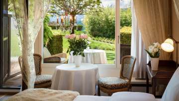 Esclusiva junior suite del Park Hotel Sonnenhof con vista sul verde e accesso alla terrazza privata con giardino