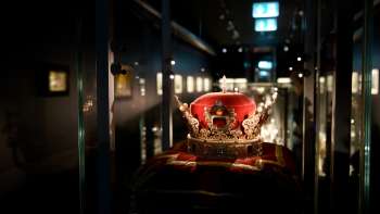 Il cappello principesco in una teca della Camera del Tesoro del Liechtenstein