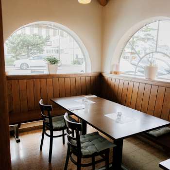 Invitante sala da pranzo con finestre luminose e arredi rustici in legno