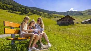 Indovinelli in famiglia durante il percorso dei detective a Malbun