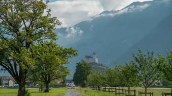 Dalla Rocca di Gutenberg si gode di un'ampia vista sulla valle e sulle montagne circostanti.