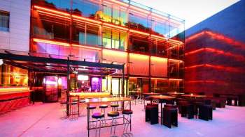 Un bar invitante con un'illuminazione elegante e un ambiente accogliente