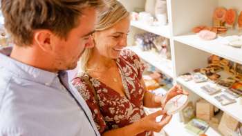 Una coppia esamina i grandi prodotti del Liechtenstein nel Hoi-Laden