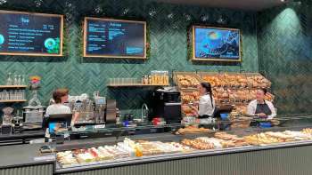 Vista interna della panetteria con un assortimento ben fornito e un'atmosfera amichevole