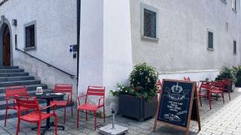 Tavoli e sedie rosse davanti al Liechtensteinisches LandesMuseum