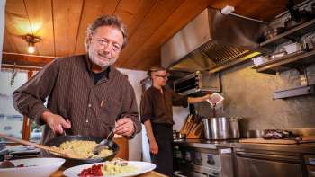 Martin Real cucina la specialità del Liechtenstein "Rebel" insieme al figlio Michael