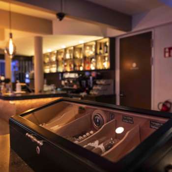 accogliente bar del Casinò Admiral Triesen con un'illuminazione elegante e un'ampia scelta di bevande.