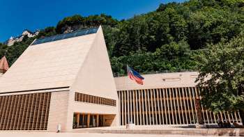 Il moderno edificio del parlamento del Liechtenstein alla luce del sole