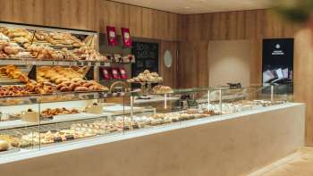 Banco invitante con un'ampia gamma di prodotti da forno e una presentazione elegante