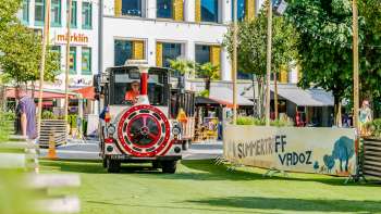 Il trenino turistico attraversa Vaduz su un'erba artificiale verde in occasione del meeting estivo di Vaduz Il trenino turistico attraversa Vaduz su un'erba artificiale verde in occasione del meeting estivo di Vaduz